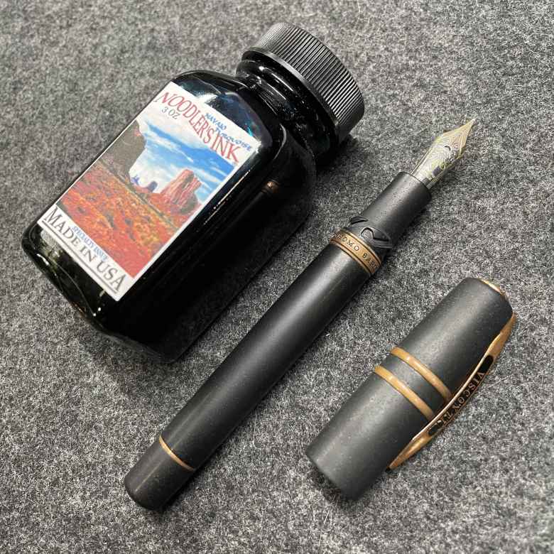 Black Visconti Homo Sapiens Medium filled with Noodler's Navajo Turquoise